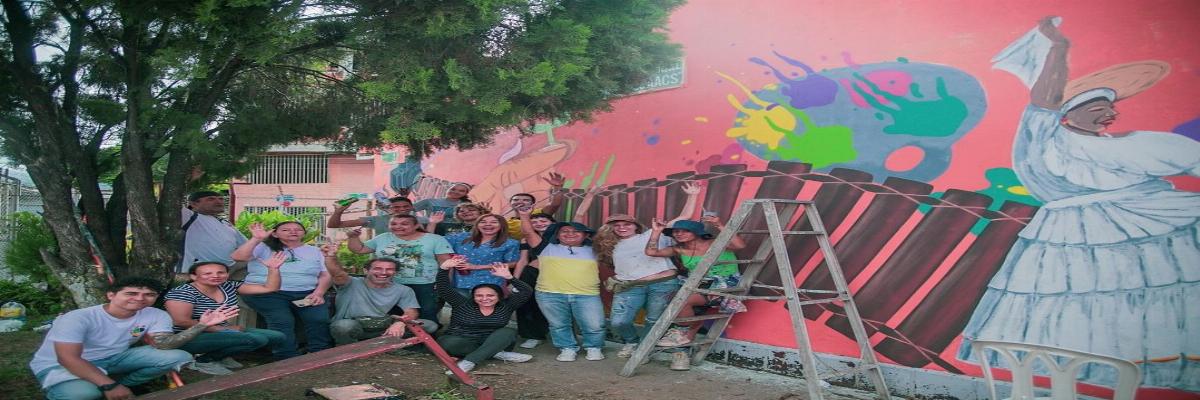 ¡Seguimos apostándole a la transformación de Cali!  Nuestro equipo de Graficalia en articulación con estudiantes y egresados del IPC (@ipccali) realizaron un mural en el Centro Comunal Jorge Isaacs  .jpg